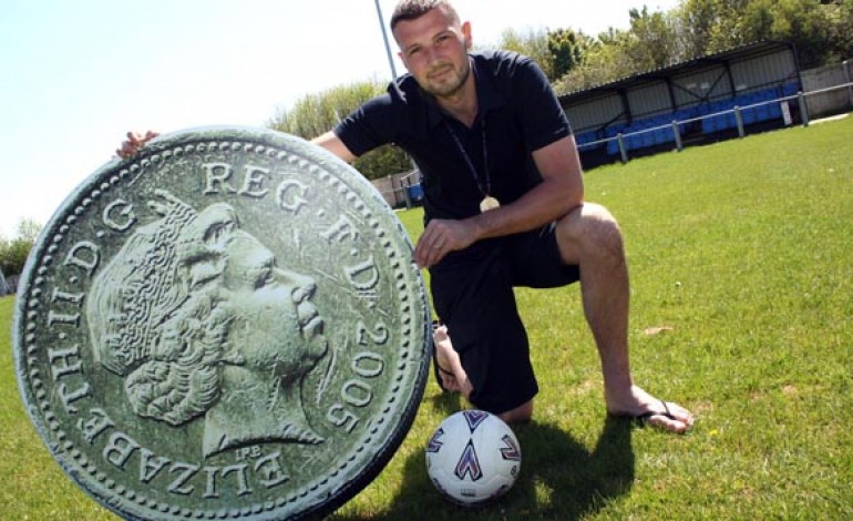 ROSS TURNBULL BACKS ‘GIVE US A QUID!’ CAMPAIGN