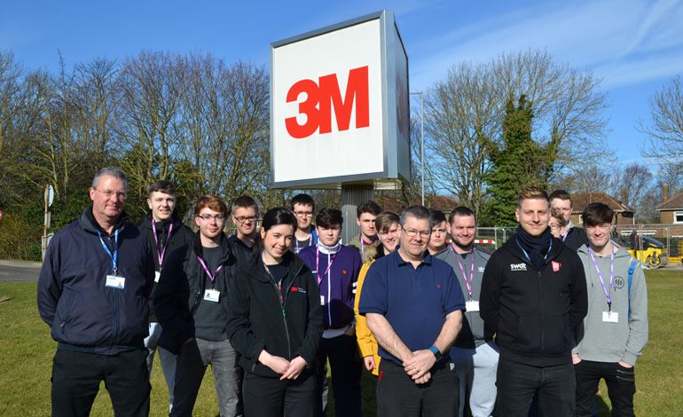 Former apprentice gives engineering students 3M plant tour